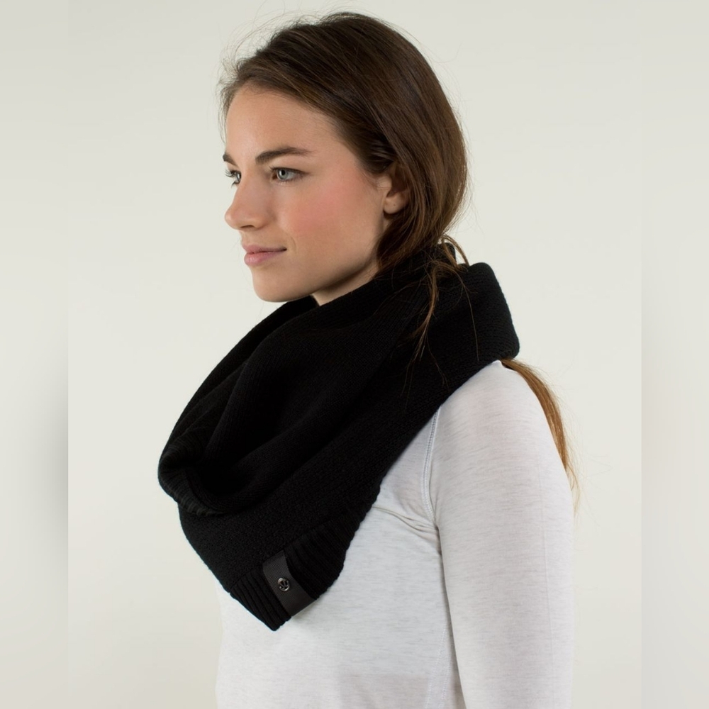 lululemon athletica Knit Happens Scarf Merino wool in Black